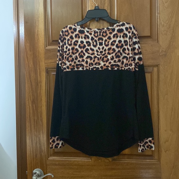 Woman’s top - Picture 2 of 3